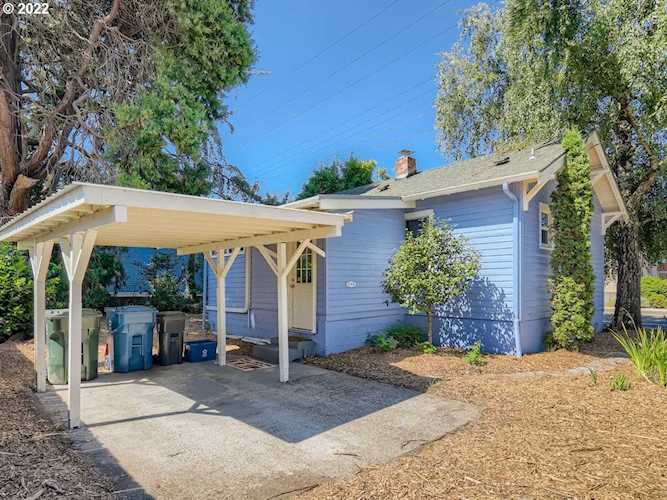 246 NE 17th St Salem, OR 97301