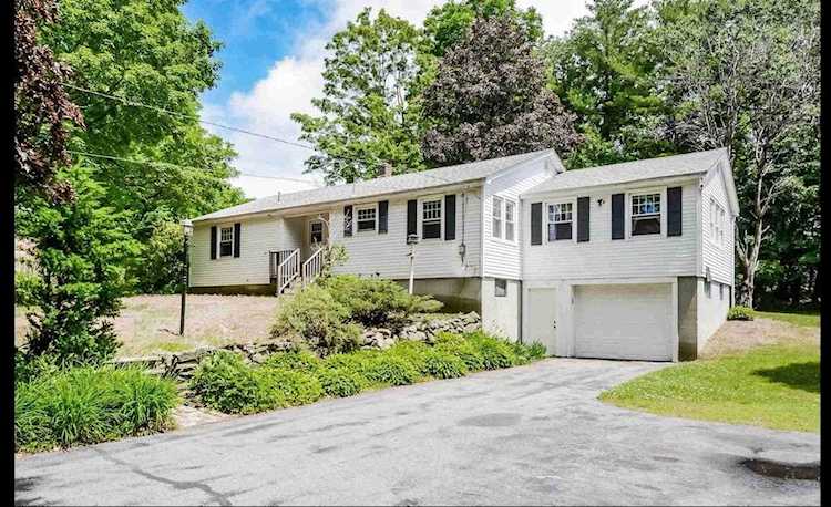 384 Sandown Rd Fremont, NH 03044