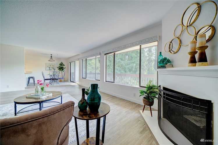 18210 15th Ave NE #102 Shoreline, WA 98155