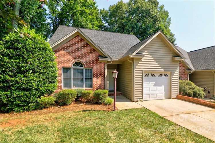 1503 Forest Park Dr Statesville, NC 28677