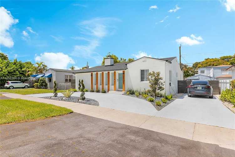 2121 SW 15th St Miami, FL 33145
