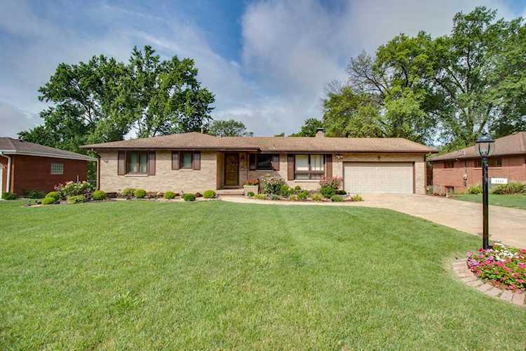 5124 Dixon Dr Godfrey, IL 62035