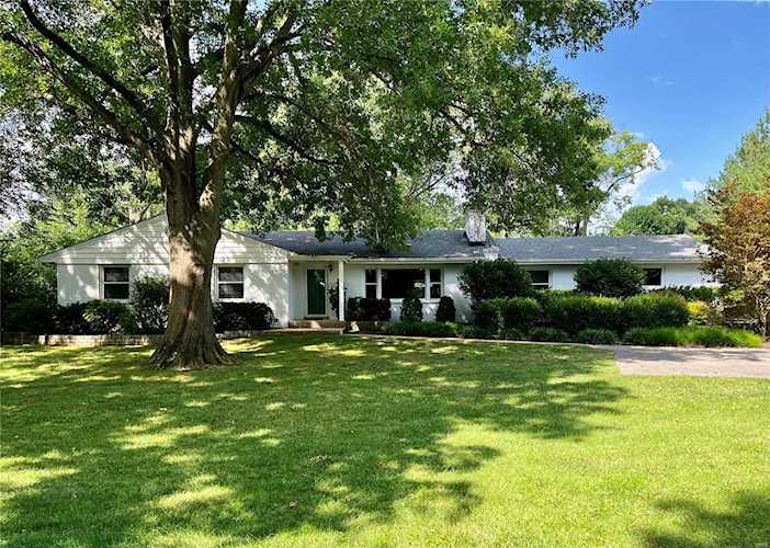 2 Carole Ln Frontenac, MO 63131
