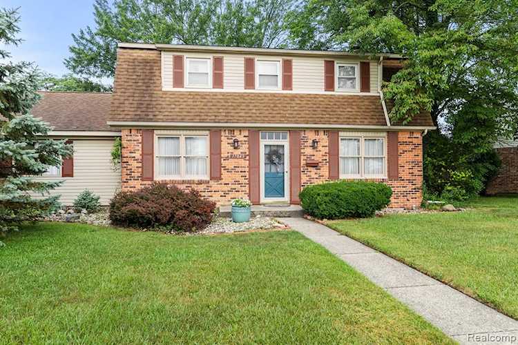 17849 Fairway St Livonia, MI 48152