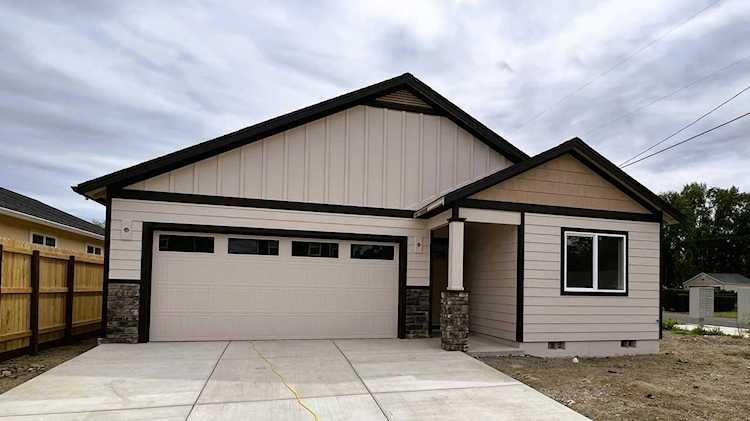 502 Nicholas Lee Dr Medford, OR 97501