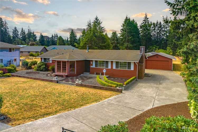 978 Military Rd E Tacoma, WA 98445