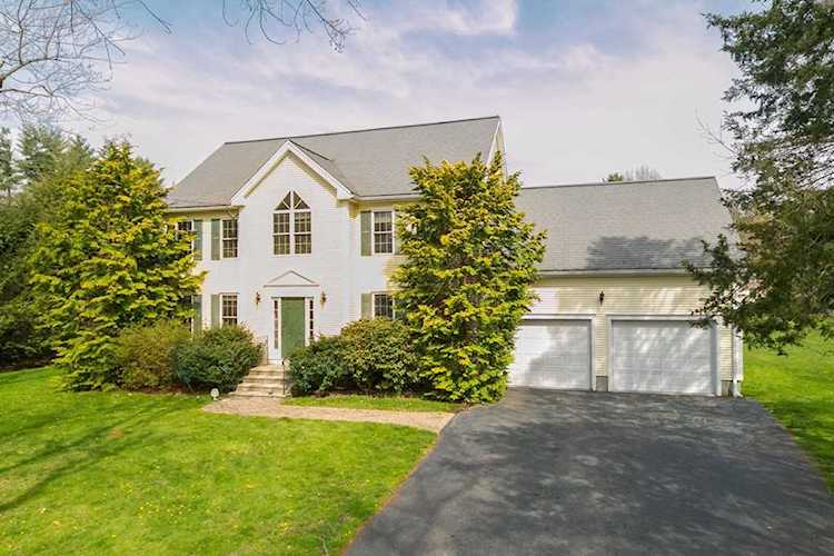 2 Macintosh Ln Ashland, MA 01721