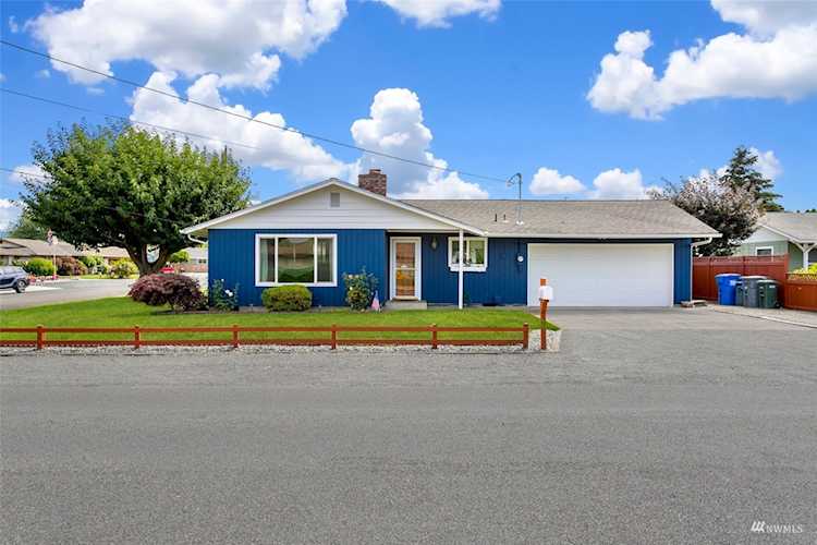 1305 18th St NW Puyallup, WA 98371