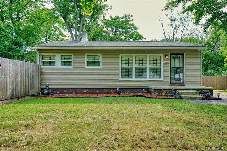 15496 West Parkway St Detroit, MI 48223