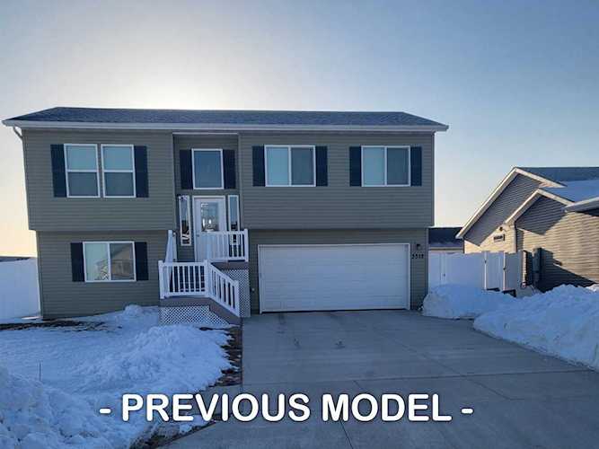 2506 Ivory St Minot, ND 58703