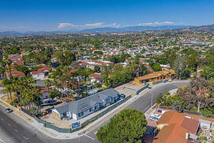 1563 W Knapp Dr Vista, CA 92083