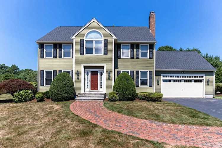 9 Sandy Pond Ln Easton, MA 02356