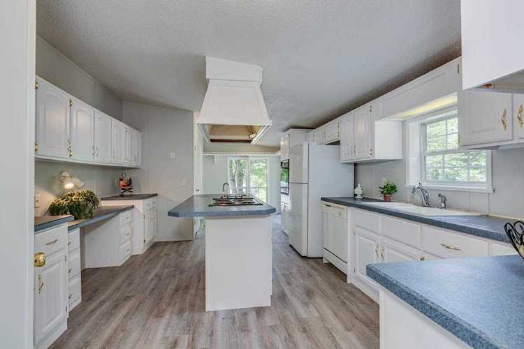 27 Country Ln Fremont, NH 03044