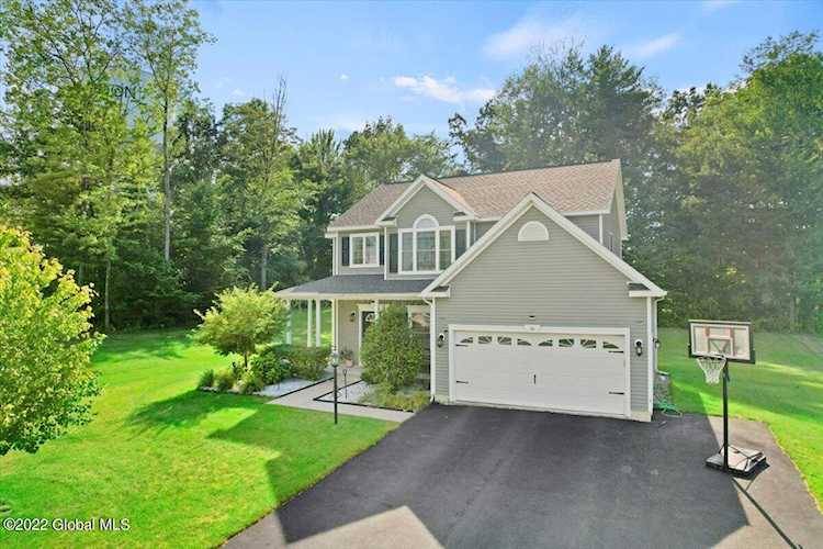 16 Ridgewood Dr Halfmoon, NY 12118