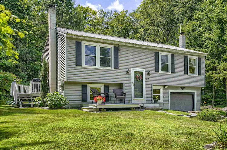 47 Woodbury Rd Weare, NH 03281