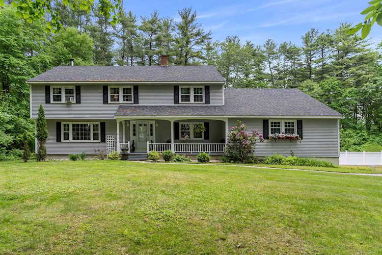 18 Meadowfox Rd North Hampton, NH 03862