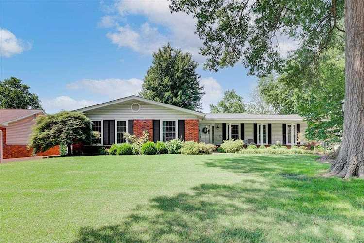435 Breezewood Dr Ballwin, MO 63011