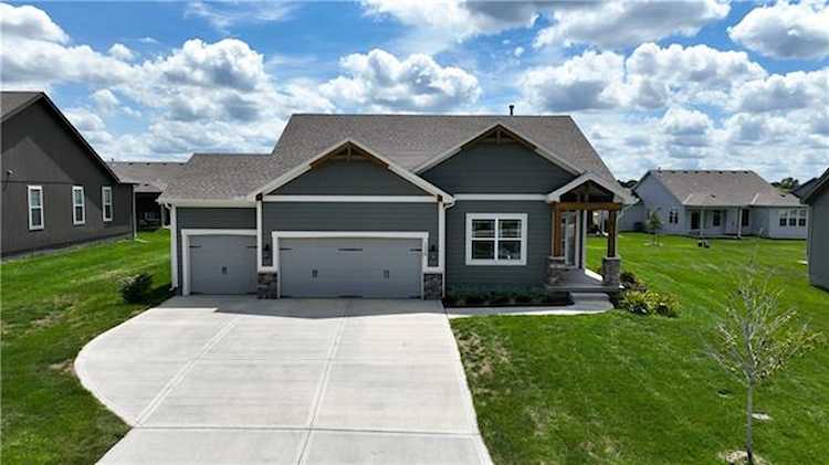 1529 SW Arbor Creek Dr Lee's Summit, MO 64082