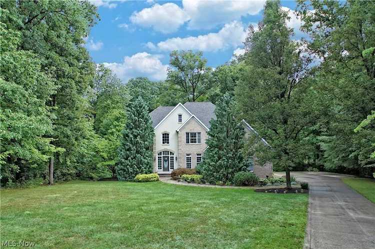 8525 Hemlock Ridge Dr Kirtland, OH 44094