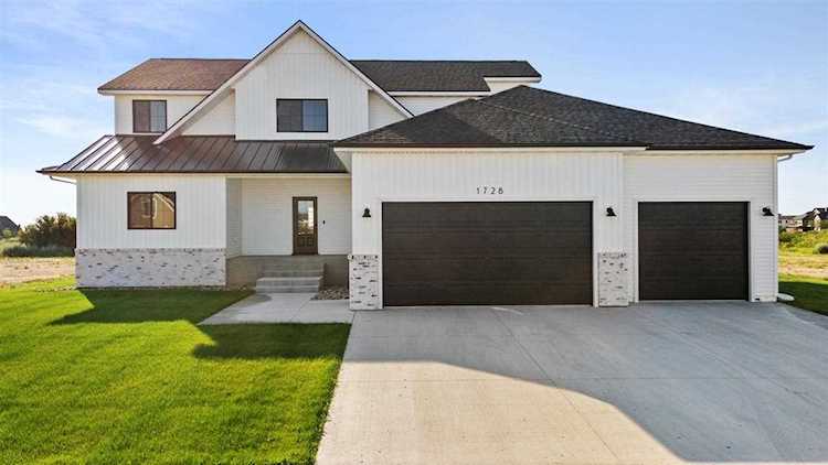 1728 SE Valley Bluffs Dr. Minot, ND 58701 | MLS 221415 Photo 1