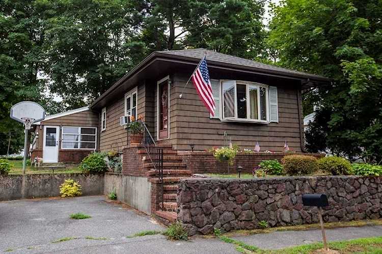 15 Quannapowitt Ave Wakefield, MA 01880