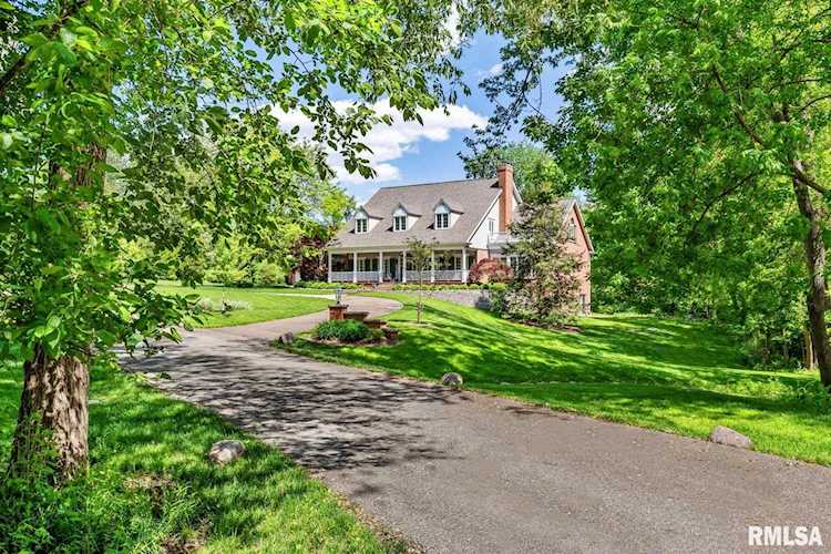 2 Tanglewood Ln Pekin, IL 61554