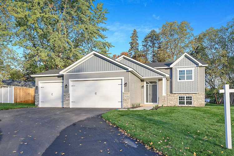 675x Lucia Lane Fridley, MN 55432