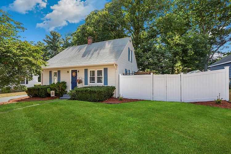 8 Lakeside Dr Dudley, MA 01571