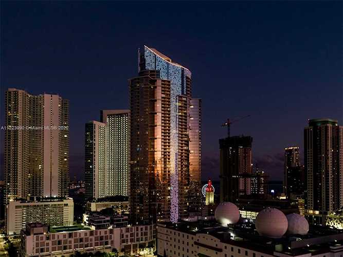 851 NE 1st Ave #PH 5212 Miami, FL 33132