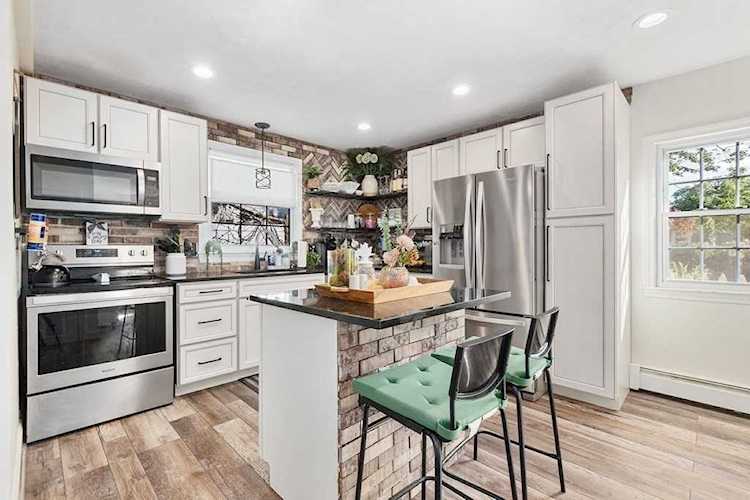 48 Glendale Ave Peabody, MA 01960 | MLS 73011344 Photo 1