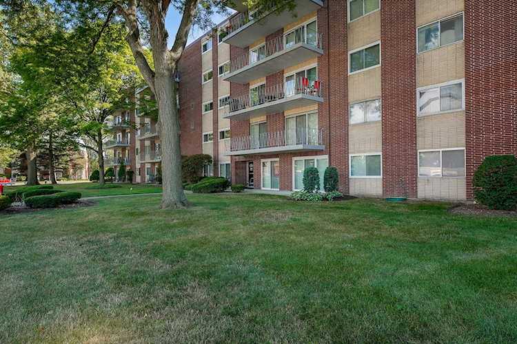 2900 Maple Ave #2C Downers Grove, IL 60516 | MLS 11609454 Photo 1
