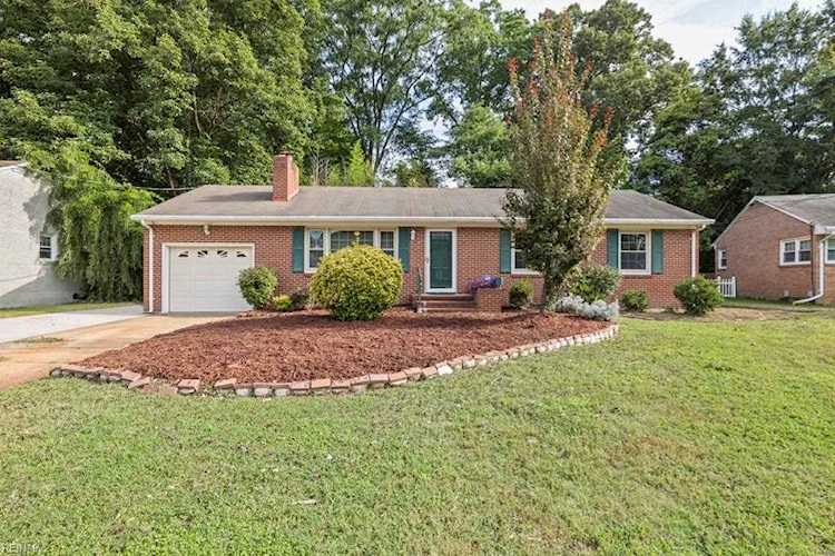 25 Teresa Dr Hampton, VA 23666