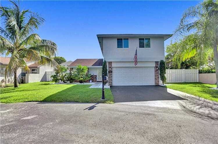 1050 Meadowwood Te Davie, FL 33325