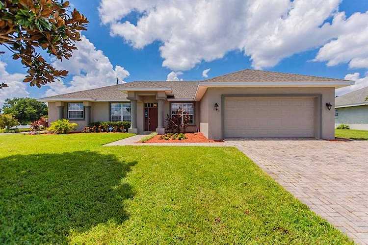690 Country Walk Ct Eagle Lake, FL 33839