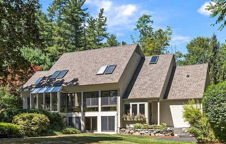3 Williamsburg Ln Bedford, NH 03110