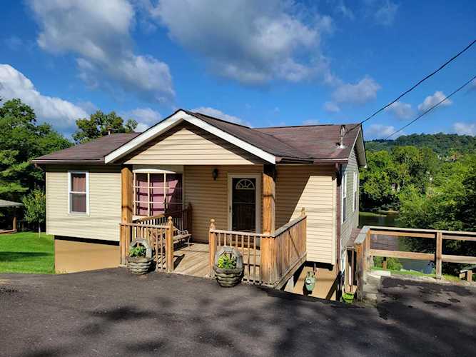 5890 S Seneca Trl Ronceverte, WV 24970