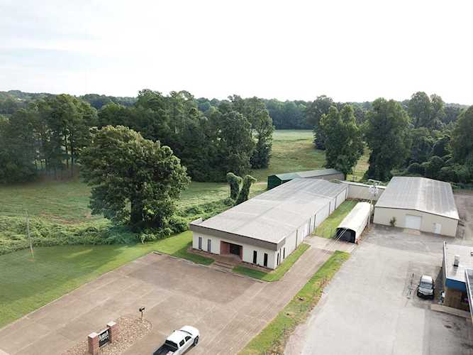 1582 N Broad St St Lexington, TN 38351