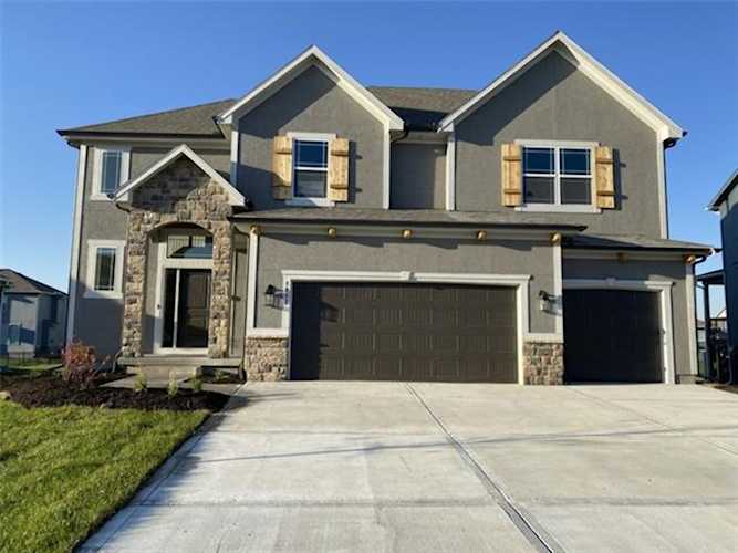 1812 NE Ravenwood Dr Lee's Summit, MO 64086