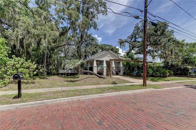 120 Read St Tarpon Springs, FL 34689