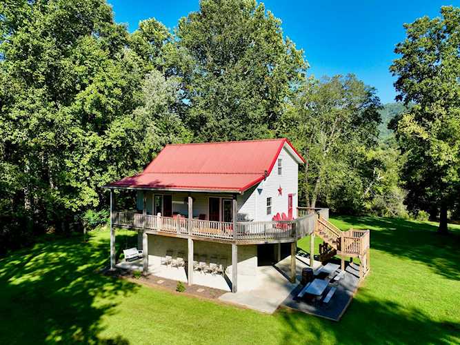 560 S Emerald Isle Alderson, WV 24910