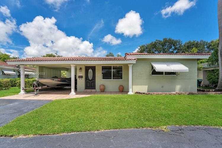 621 NE 49th St Oakland Park, FL 33334