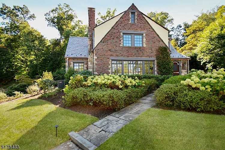 16 Woodcliff Dr Madison Boro, NJ 07940