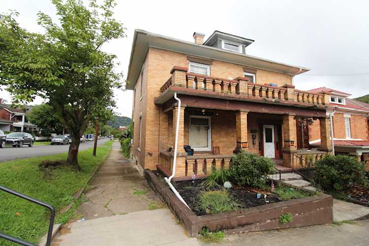218 8th Ave Hinton, WV 25951