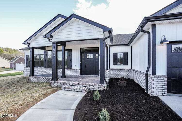 1009 Briar Ridge Ln Strawberry Plains, TN 37871