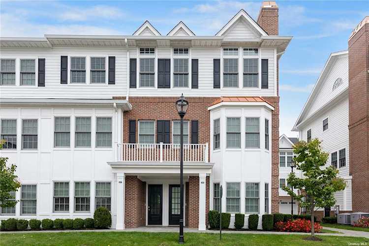 204 Grist Mill Circle #204 Roslyn, NY 11576
