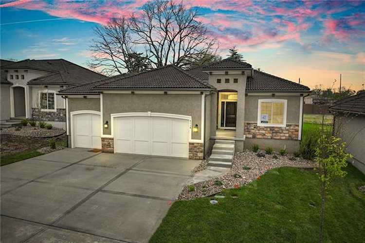 2110 NW Ashurst Dr Lee's Summit, MO 64081