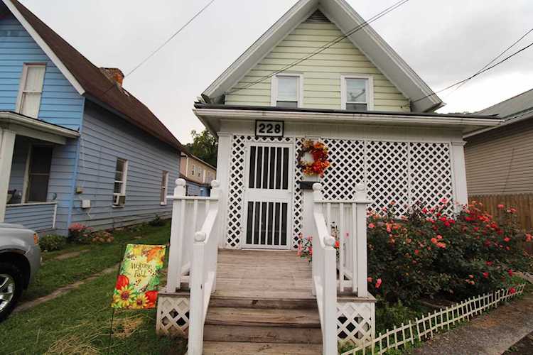 228 Main St Hinton, WV 25951