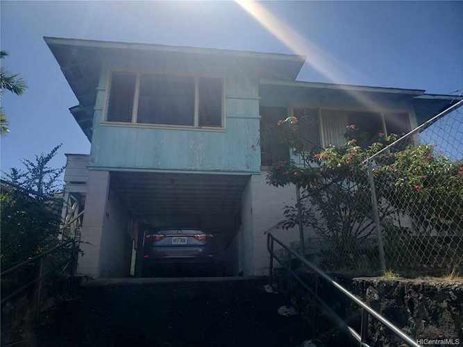 1807 Puowaina Drive Honolulu, HI 96813