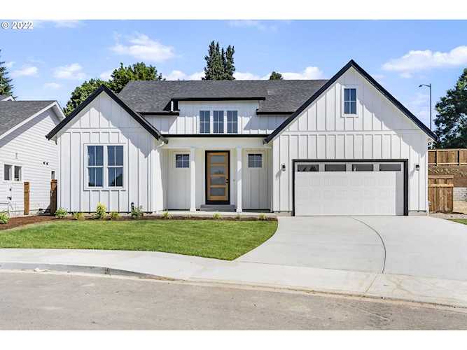 623 W 10th ST La Center, WA 98629
