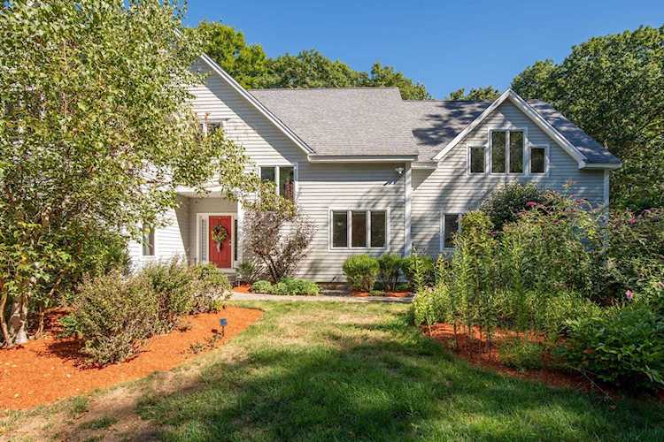 51 Willow Rd East Kingston, NH 03827